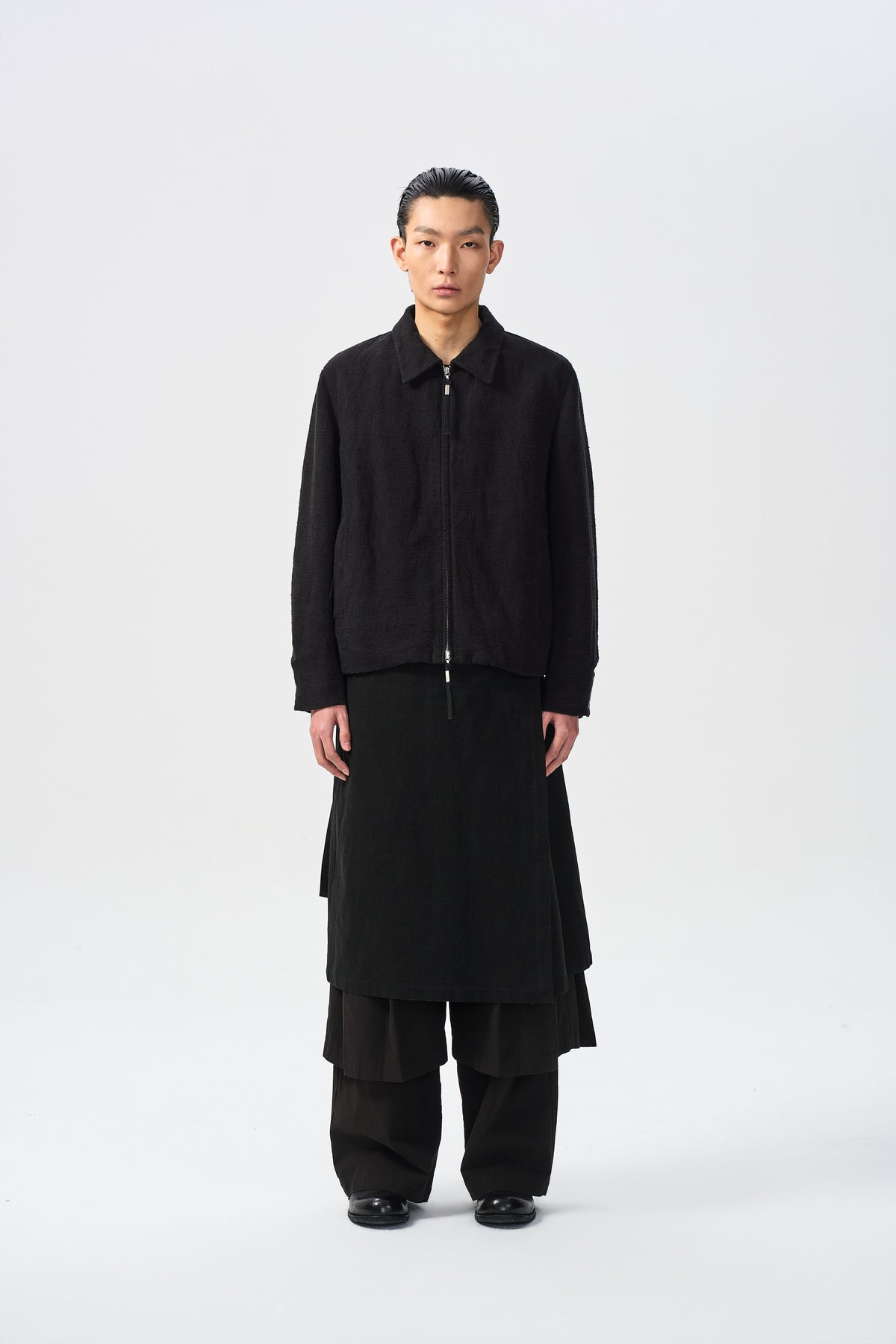 ATTEMPT MAREN ZIP JACKET in black linen-cotton – full-length front view on model