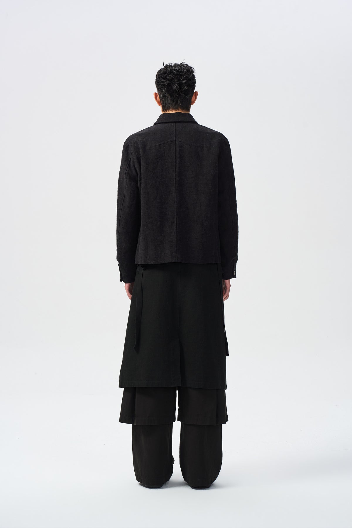 ATTEMPT MAREN ZIP JACKET in black linen-cotton – full-length back view on model