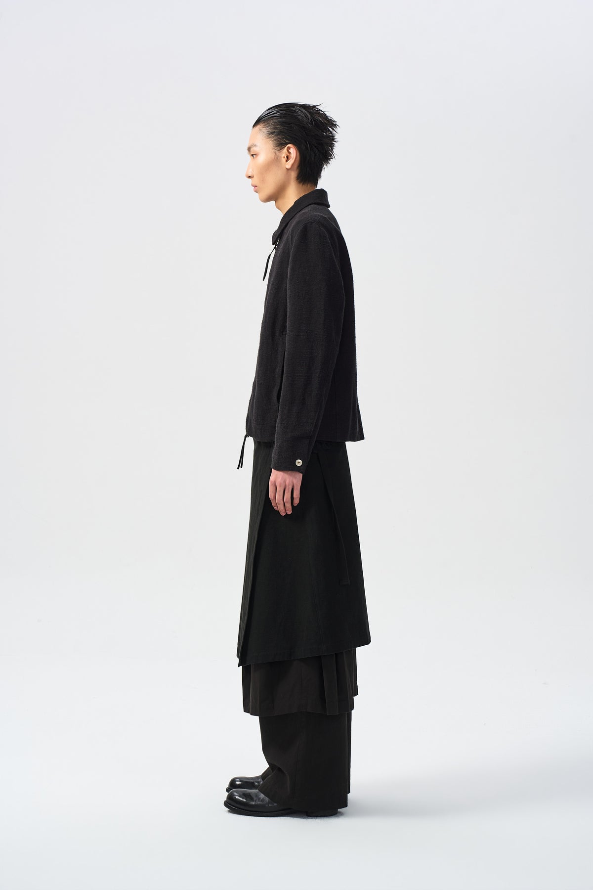 ATTEMPT MAREN ZIP JACKET in black linen-cotton – full-length side view on model