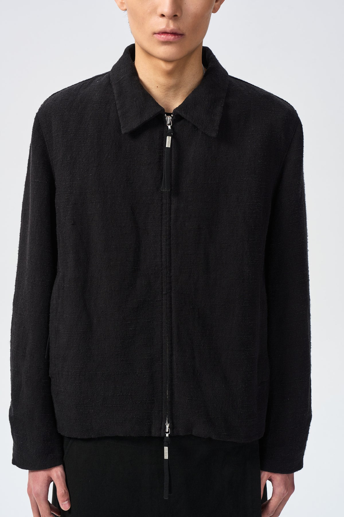 ATTEMPT MAREN ZIP JACKET in black linen-cotton – front close-up showing collar, zip and fabric texture