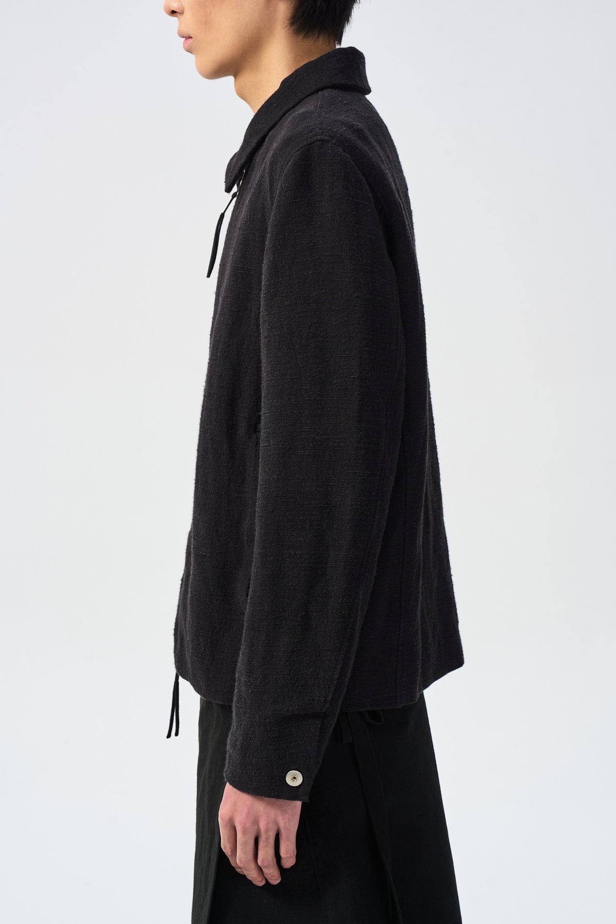 ATTEMPT MAREN ZIP JACKET in black linen-cotton – side close-up showing sleeve, button cuff and hem